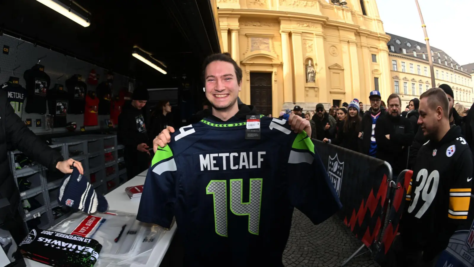 Niklas Klosek hat ein Trikot mit der Nr. 14 (Spieler Metcalf von den Seattle Seahawks) gekauft. (Foto: Felix Hörhager/dpa)