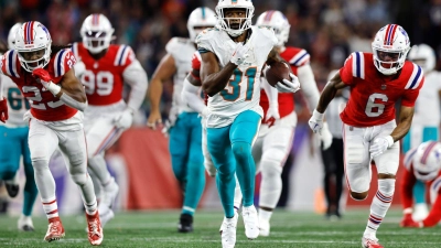 Running Back Raheem Mostert von den Miami Dolphins läuft den New England Patriots zu einem Touchdown davon. (Foto: Michael Dwyer/AP)