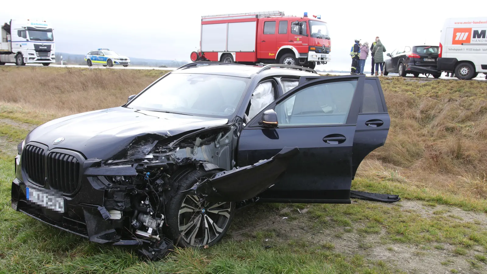 Auf der St2250 zwischen Colmberg und Geslau kam es am Dienstagvormittag bei Unterfelden zu einem Unfall mit drei Fahrzeugen. (Foto: NEWS5 / Markus Zahn)