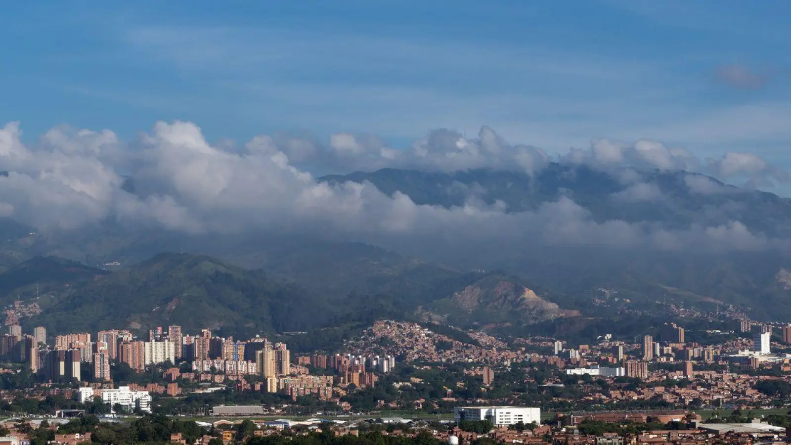 Wunderschön und berüchtigt: Medellín liegt eingebettet von hohen Bergen in den kolumbianischen Anden. (Foto: Soeren Stache/dpa/dpa-tmn)