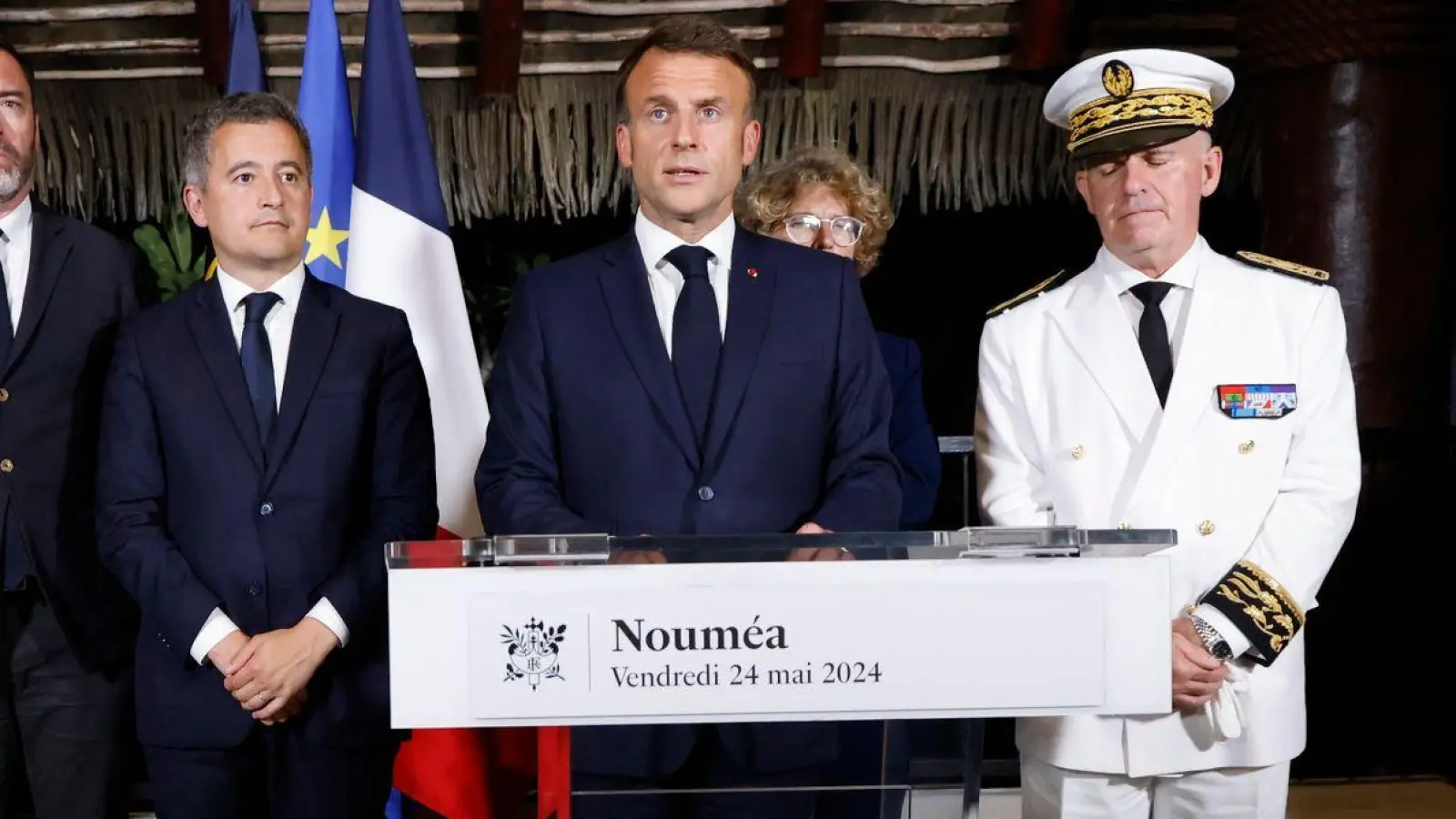 Der französische Präsident Emmanuel Macron (2.v.r) hält eine Rede in der Residenz des Hochkommissars von Neukaledonien. (Foto: Ludovic Marin/POOL AFP/AP/dpa)