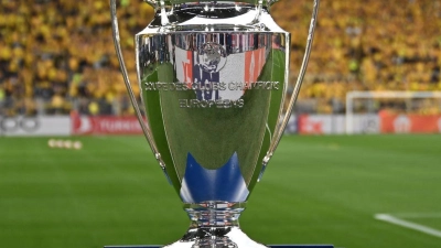 Der UEFA Champions League Pokal wird in Dortmund ausgestellt. Das große Finale wird am 1. Juni im ZDF übertragen und auf DAZN gestreamt. (Foto: Bernd Thissen/dpa)