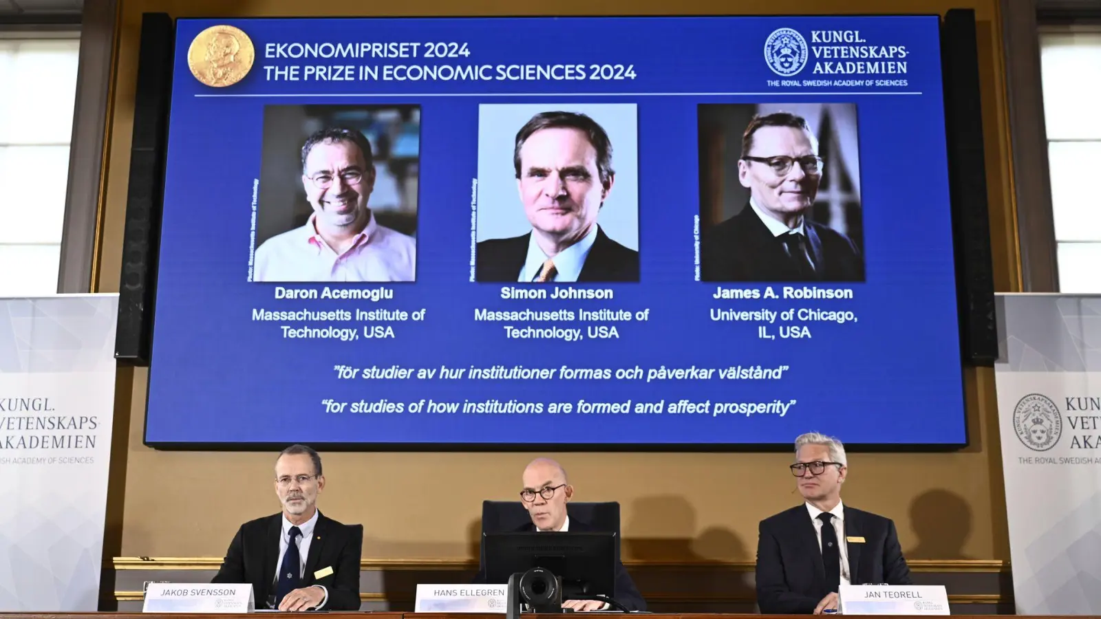 Die Ökonomen Daron Acemoglu, Simon Johnson und James A. Robinson erhalten den diesjährigen Wirtschaftsnobelpreis. (Foto: Christine Olsson/TT News Agency/AP)