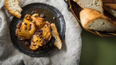 Onion Boils werden derzeit als Foodtrend gefeiert - wie hier, gefüllt mit Gewürzbutter, aus der Heißluftfritteuse. (Foto: Christin Klose/dpa-tmn)