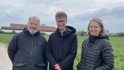 Hier wollen Bernd Loy (links), Marco Meier und Catrin Beil das Projekt realisieren. Im Hintergrund ist ein Supermarkt. (Foto: Jonas Volland)