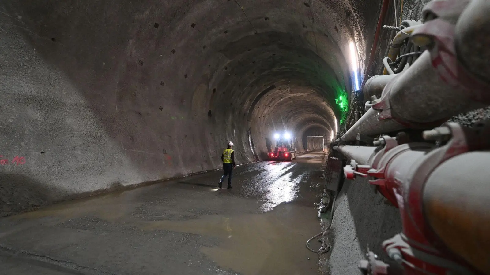 Es wird in einer der Hauptröhren im Brennerbasistunnel (BBT) gearbeitet. (Foto: Angelika Warmuth/dpa/Archivbild)