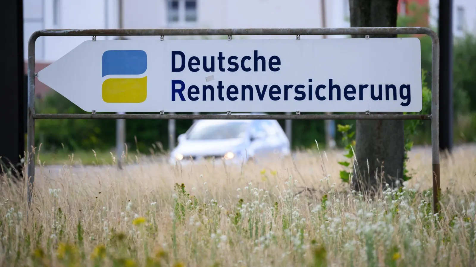 Ebenso wie für deutsche Staatsangehörige gilt auch für Ausländer in Deutschland: Nur wer einzahlt, bekommt im Alter Leistungen aus der Rentenversicherung. (Foto: Julian Stratenschulte/dpa)