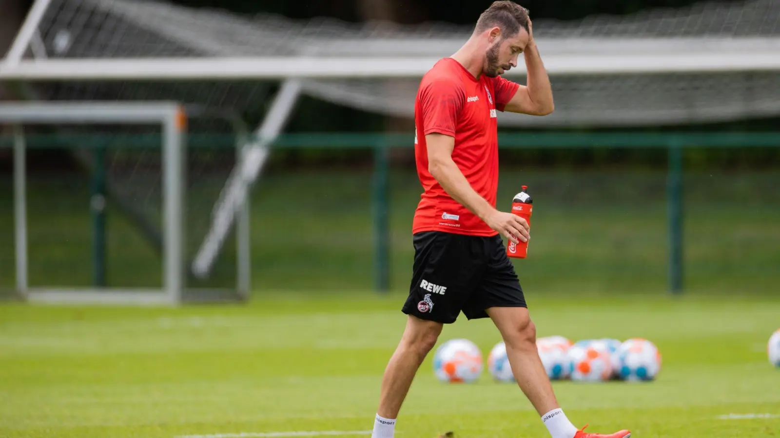 Mark Uth&#39;s Comeback dauert nur fünf Minuten. Erneut verletzt sich der Stürmer.  (Foto: Rolf Vennenbernd/dpa)