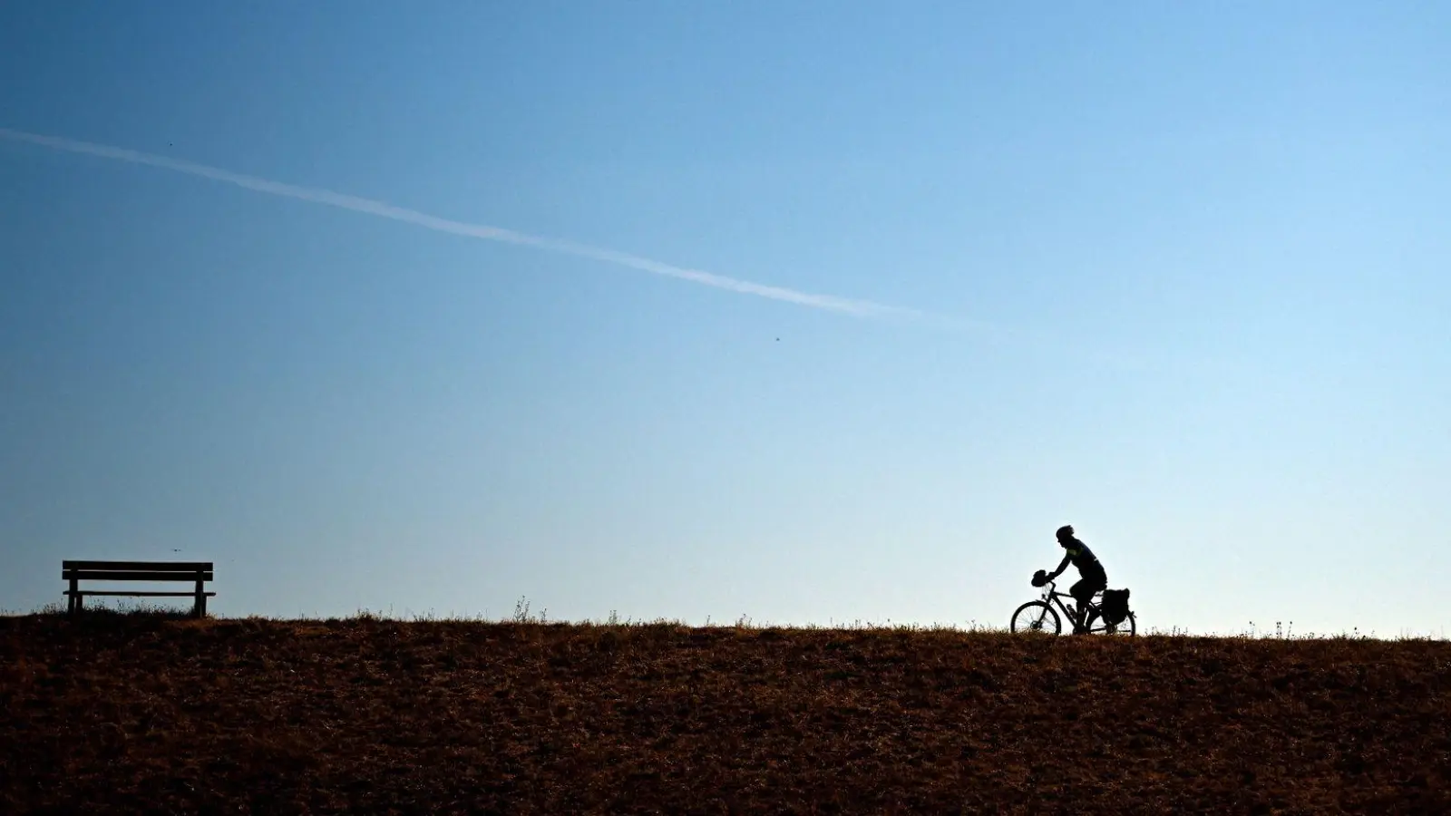 Ein Radfahrer unterwegs in der freien Natur. (Symbolbild: Federico Gambarini/dpa)