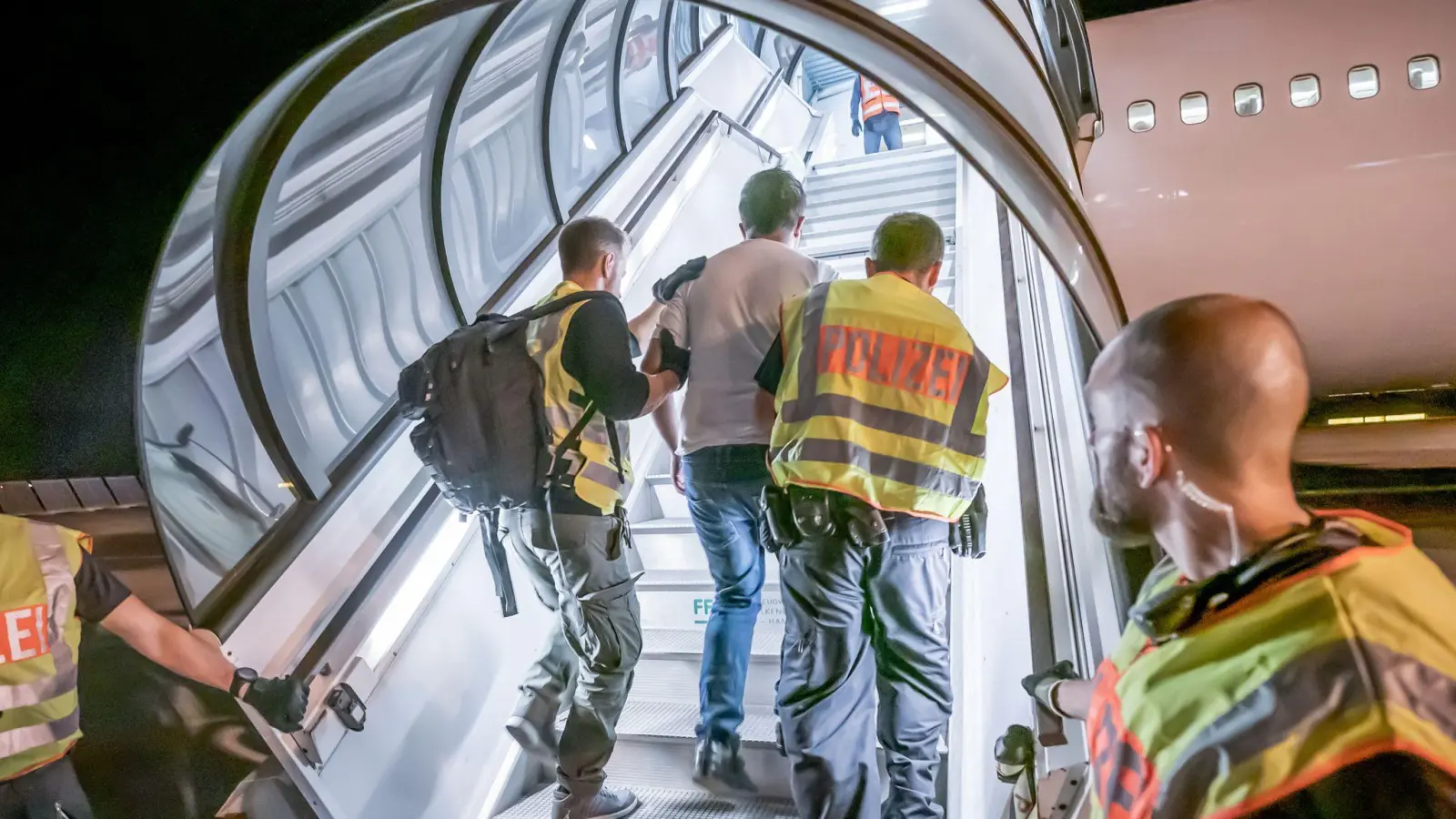 Abschiebung eines Afghanen vom Flughafen Leipzig-Halle (Archivbild). (Foto: Michael Kappeler/dpa)