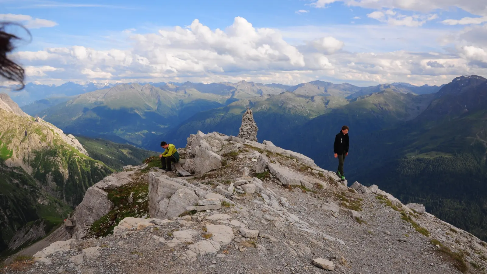 Für manche Ehrenamts-Routine, für andere schwindelerregend: der herrliche Blick von der Samspitze. (Foto: Jonas Volland)