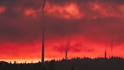 Windräder  im Abendrot (Foto: Marius Bulling/dpa)