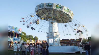 Schon zum Auftakt des Mooswiesenfests ist der Vergnügungspark gut frequentiert. (Foto: Jasmin Kiendl)