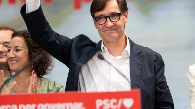 Salvador Illa (M) könnte mit Unterstützung anderer linker Parteien zum Regierungschef gewählt werden. (Foto: Lorena Sopena/Europapress/dpa)
