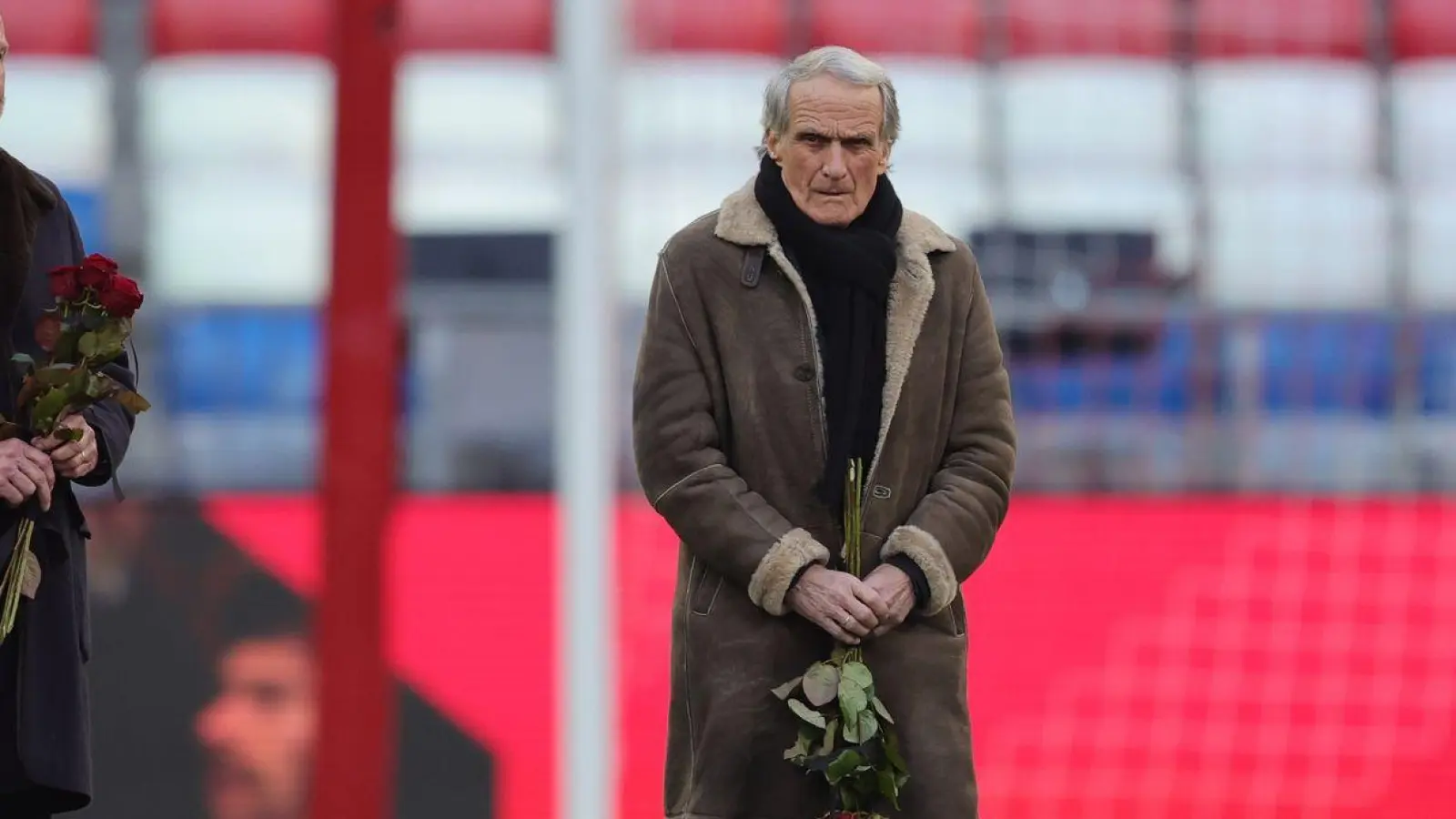 Gedenkfeier des FC Bayern München für Franz Beckenbauer. Karl-Heinz Rummenigge, ehemaliger Fußballspieler, Wolfgang Overath und Lothar Matthäus (l-r) nehmen an der Trauerfeier für den verstorbenen Fußballstar und Trainer teil. (Foto: Christian Charisius/dpa)