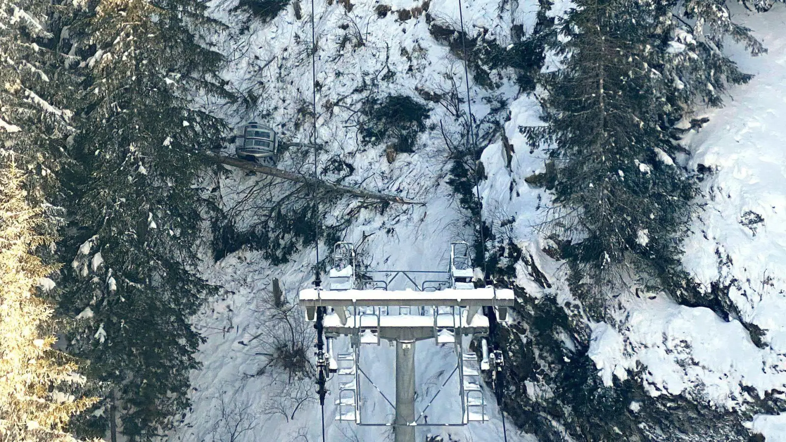 Eine mit vier Personen besetzte Gondel ist in Österreich im Skigebiet Hochötz abgestürzt. (Foto: -/BMI/FLUGPOLIZEI/dpa)