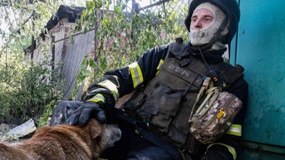 Russland hat eine Offensive gegen Charkiw gestartet. Für die ukrainischen Einsatzkräfte wie diesen Feuerwehrmann gibt es viel zu tun. (Foto: Yevhen Titov/AP)