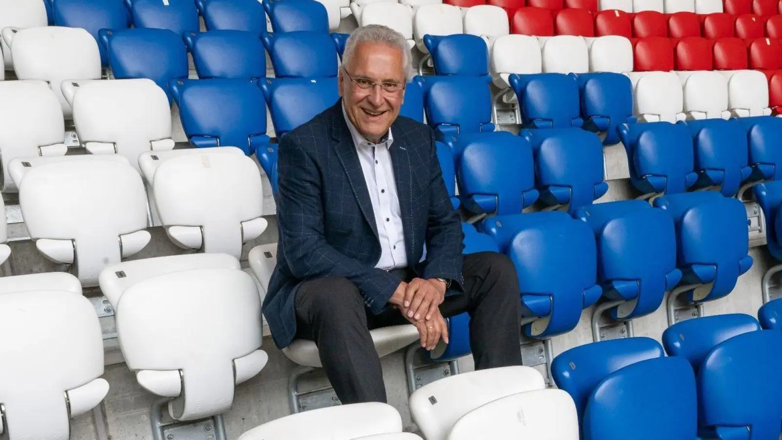 Joachim Herrmann (CSU), Bayerns Staatsminister des Innern, für Sport und Integration, sitzt nach der Medienrunde zum Thema Sicherheit bei Fußballspielen in der Allianz Arena auf der Tribüne. Der Minister gab den Startschuss. (Foto: Peter Kneffel/dpa)