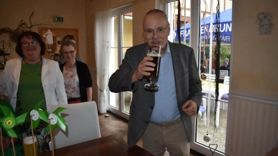 Ein Bierchen gönnte sich Uwe Kekeritz bei der Wahlparty der Grünen in Herbolzheim. Für ihn ist der Wahlkampf nun beendet – die Stichwahl verpasste der Ex-Bundestagsabgeordnete deutlich. (Foto: Christa Frühwald)