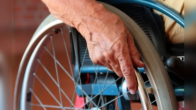 Der gesetzlichen Pflegeversicherung geht das Geld aus: Versicherte müssen mit Anhebung um 0,15 Prozentpunkte rechnen. (Foto: Mascha Brichta/dpa-tmn)