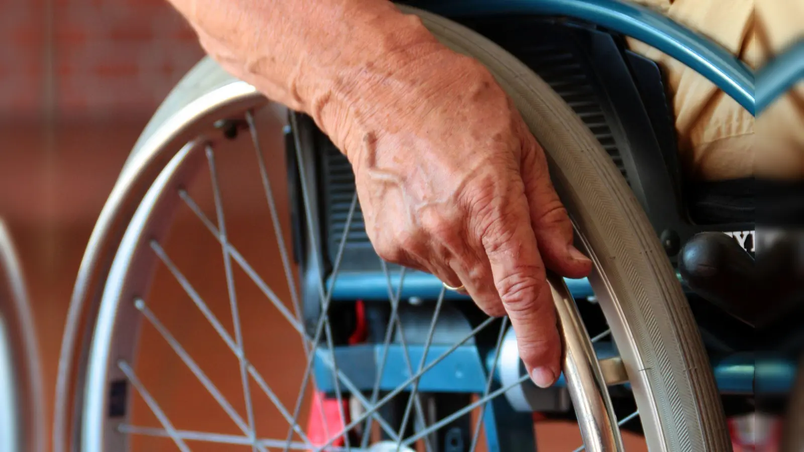 Der gesetzlichen Pflegeversicherung geht das Geld aus: Versicherte müssen mit Anhebung um 0,15 Prozentpunkte rechnen. (Foto: Mascha Brichta/dpa-tmn)