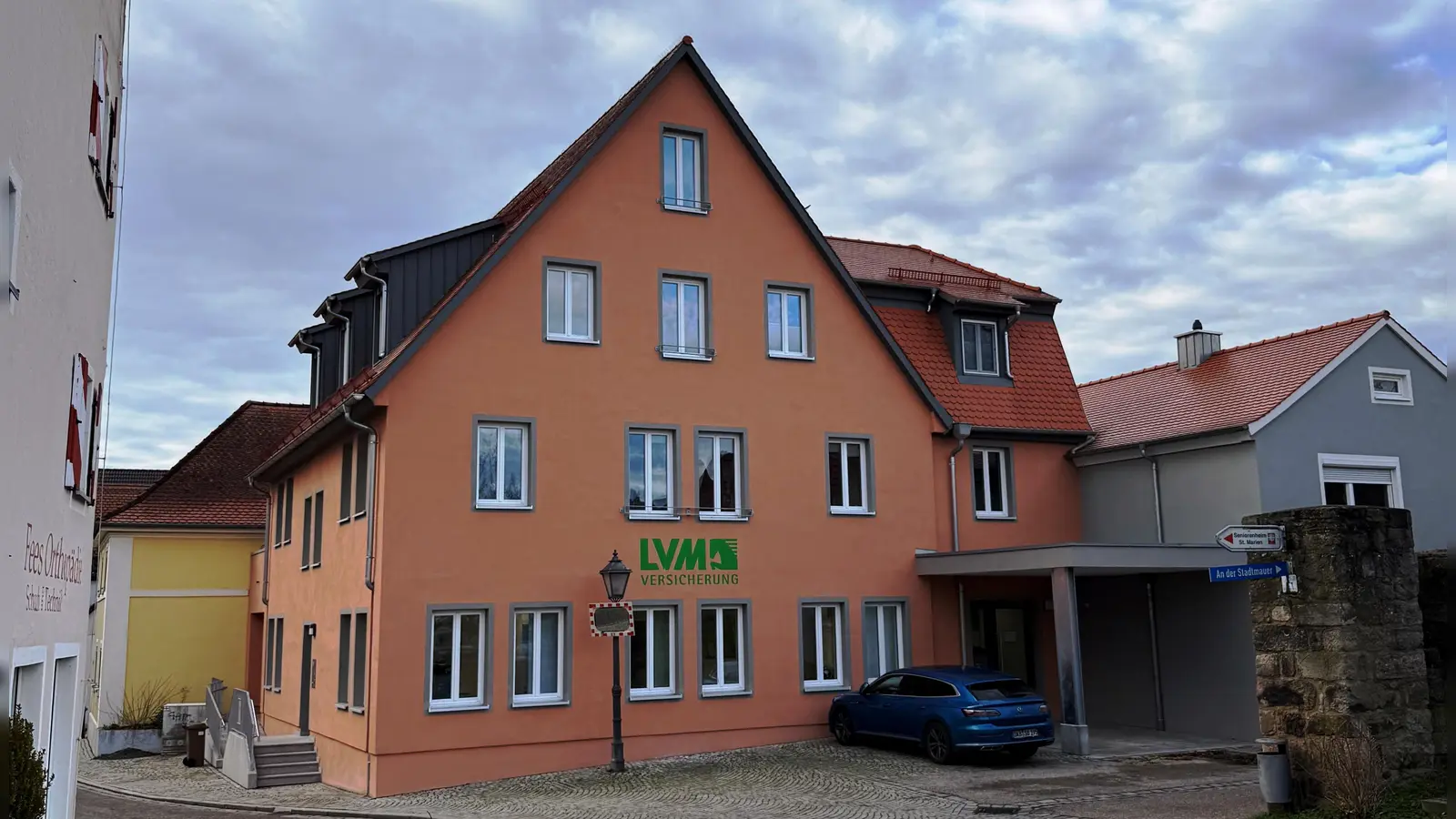 Das prämierte Objekt: In dem Gebäude an der Fronveststraße 11 in der Herrieder Altstadt sind nun drei Wohnungen und eine Gewerbeeinheit untergebracht. (Foto: Johann Buckel Bau-GmbH/Daniel Materlik)