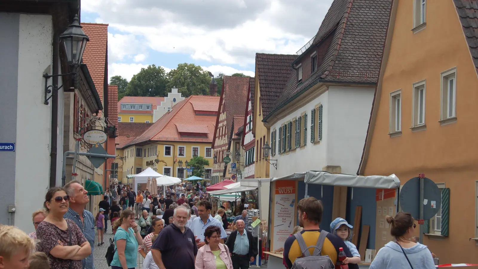 Die Besucher der Kunstmeile Emskirchen machen sich auf zu den Ständen. (Foto: Christa Frühwald)