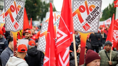 Die IG Metall setzt ihre Warnstreiks zu Beginn der neuen Woche in mehreren Bundesländern fort. (Archivbild) (Foto: Daniel Karmann/dpa)