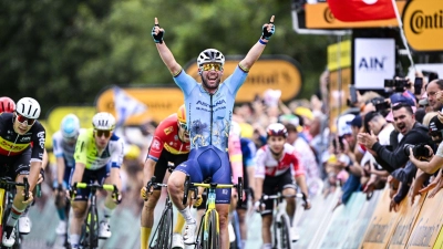 Mark Cavendish bejubelt seinen Etappensieg. (Foto: Jasper Jacobs/Belga/dpa)