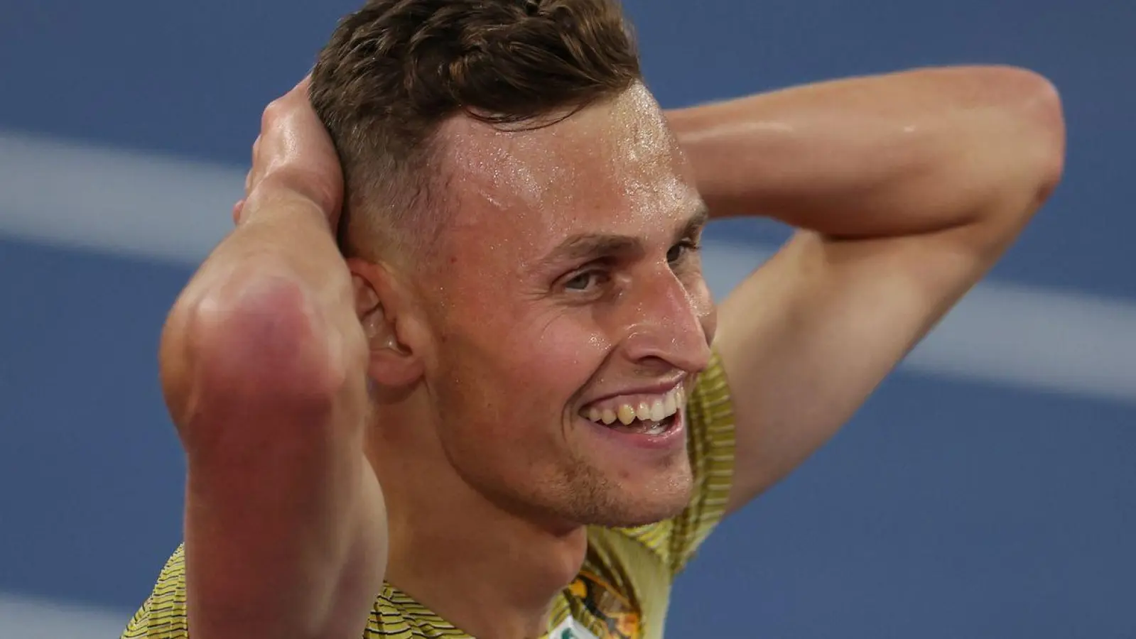 Persönliche Bestzeit und die Bronze-Medaille: Karl Bebendorf jubelt nach dem Lauf. (Foto: Oliver Weiken/dpa)