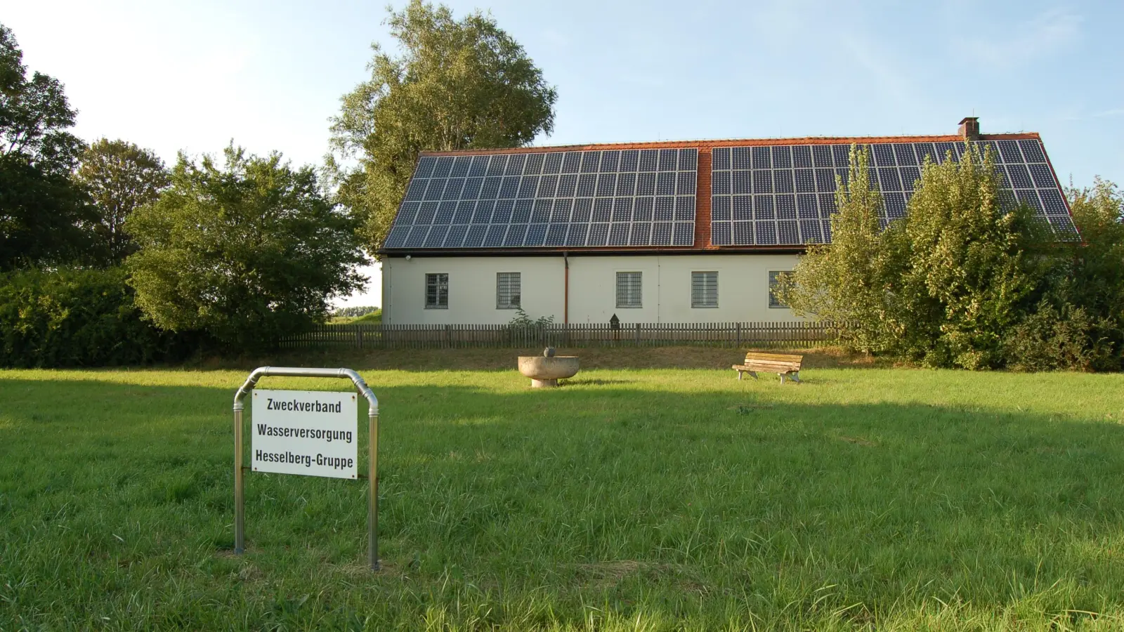 Von reichlich Grün umgeben steht das Wasserwerk der Hesselberg-Gruppe an der Staatsstraße zwischen Wittelshofen und Gerolfingen. Die Anlage ist mittlerweile rund 60 Jahre alt. Mit Blick in die Zukunft steht ein Neubau an. (Foto: Markus Weinzierl)