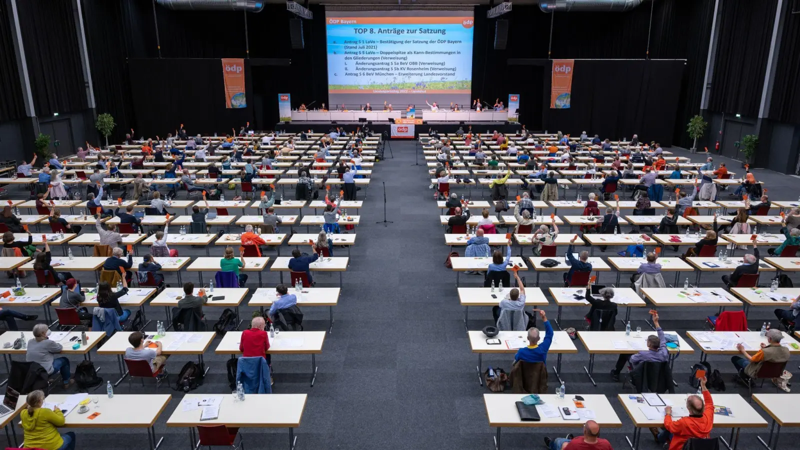 Delegierte nehmen in der Sparkassen Arena beim Landesparteitag der ÖDP in Bayern teil. (Foto: Armin Weigel/dpa)