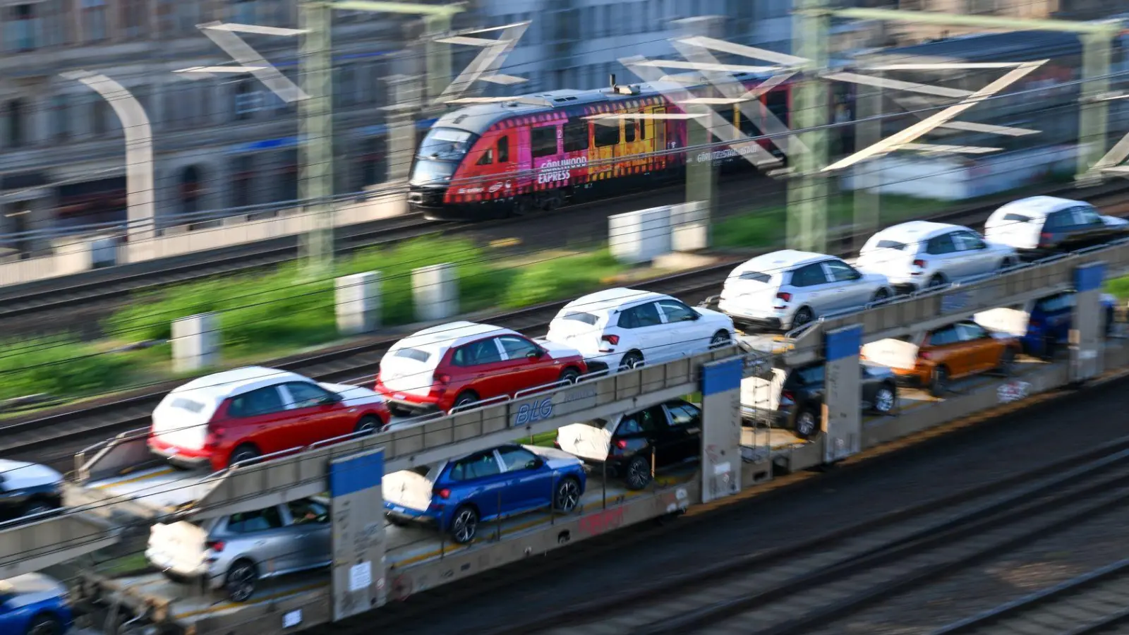 Neuwagen: Bei Verbrauchern stehen für den nächsten Autokauf Verbrenner wieder höher im Kurs. (Archivbild) (Foto: Hendrik Schmidt/dpa)