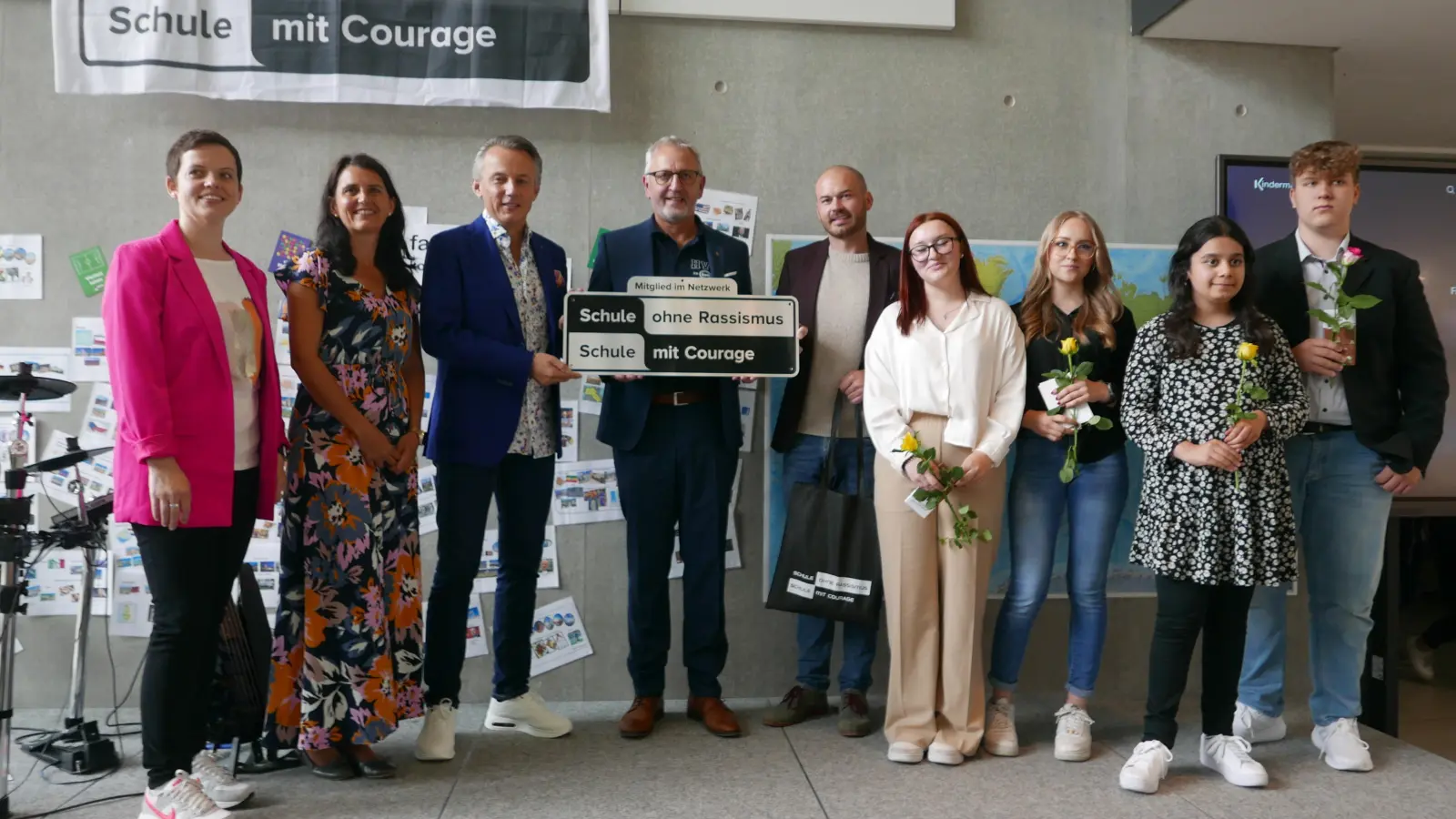 Engagieren sich für das Projekt (von links): die Lehrerinnen Ariane Rösch und Anja Hofmann, Klaus Seeger, Programmleiter bei Radio 8, Schulleiter Michael Reichenberg, Regionalkoordinator Maurizio Schneider sowie die Schüler Caroline Hutmann, Michelle Farizov, Zelal Agatay und Andreas Tupolskij. (Foto: Roman Kocholl)