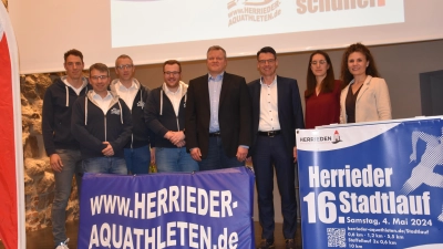 Lassen den Herrieder Stadtlauf wieder aufleben, von links: Tobias Keilwerth, Armin Jechnerer, Patric Loscher, Johannes Hertlein (alle Aquathleten), Klaus Pietruschka (Firma hapa), Manfred Niederauer, Sonja Präger (beide Firma Schüller), Bürgermeisterin Dorina Jechnerer. (Foto: Jörg Behrendt)