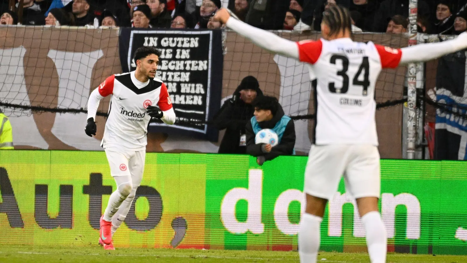 Verhaltener Jubel an früherer Wirkungsstätte: Omar Marmoush nach der Führung für die Eintracht (Foto: Gregor Fischer/dpa)