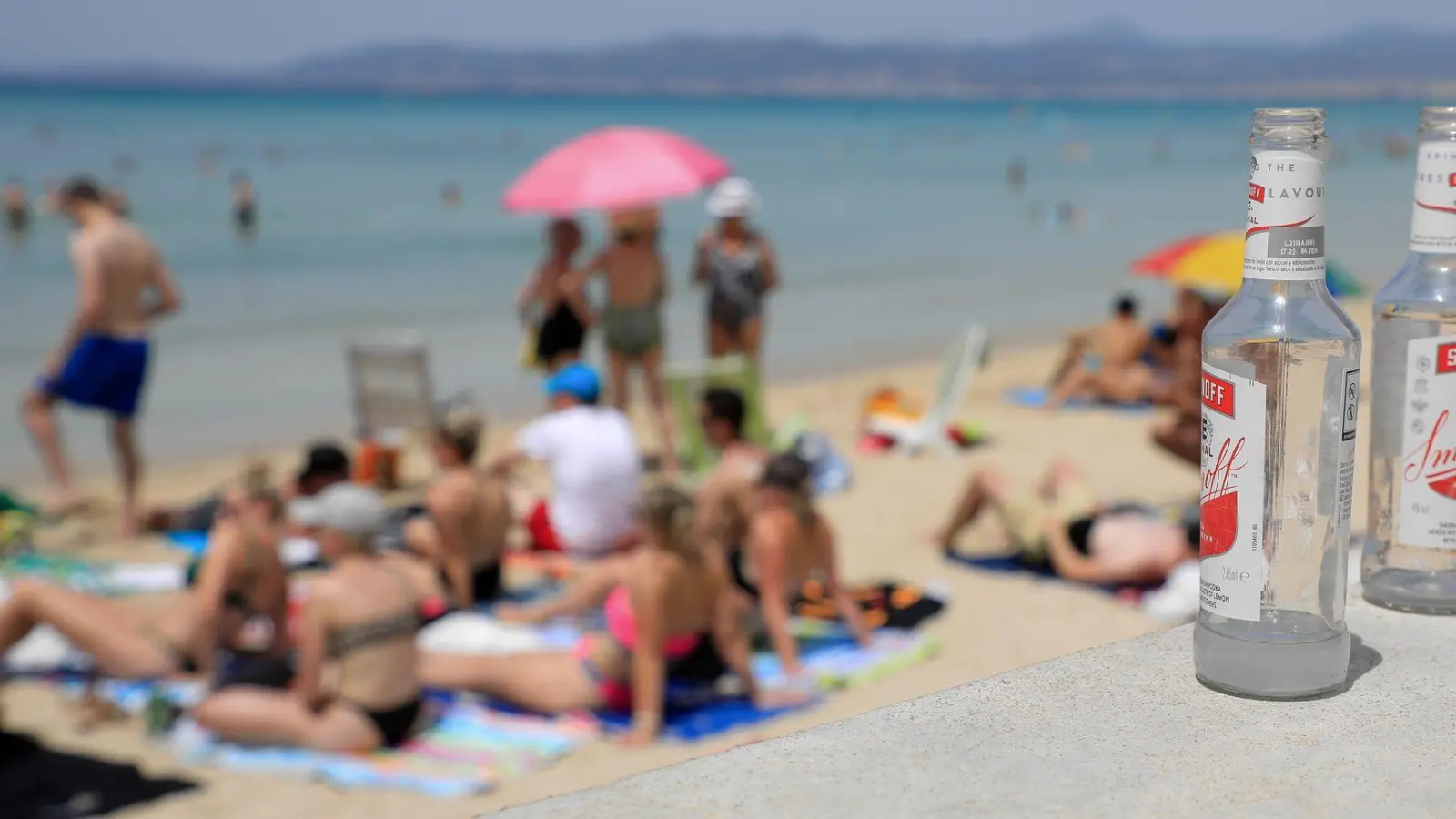 Am Ballermann wird es am Strand nicht nur wegen der steigenden Besucherzahlen immer enger. (Archivbild) (Foto: Clara Margais/dpa)