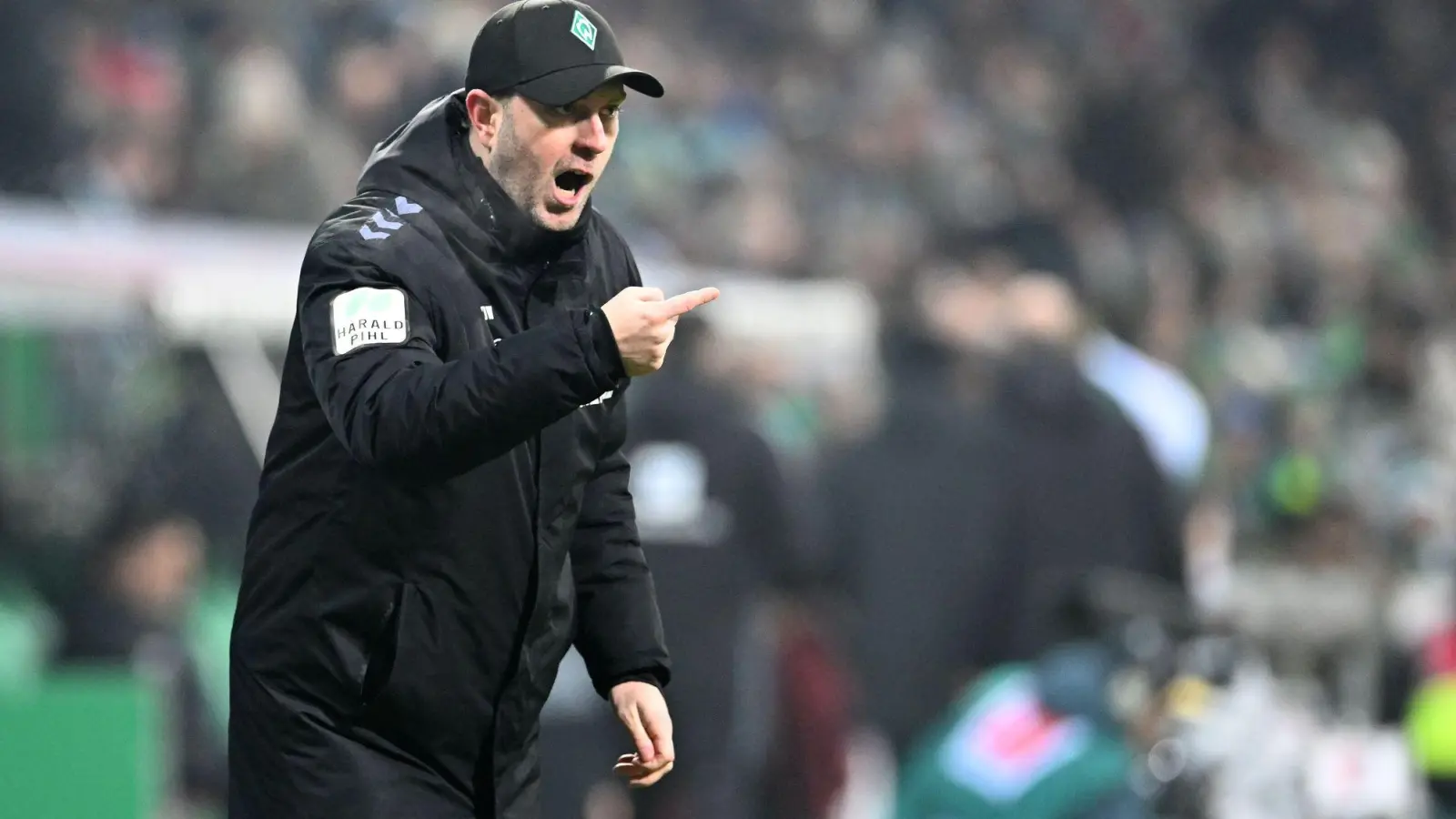 Werder-Trainer Ole Werner hat mit seinen Spielern einiges zu besprechen. (Foto: Carmen Jaspersen/dpa)