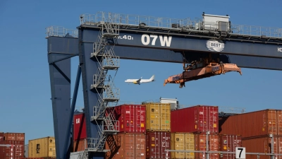 Container stehen im Hafen von Barcelona. (Foto: David Zorrakino/EUROPA PRESS/dpa)