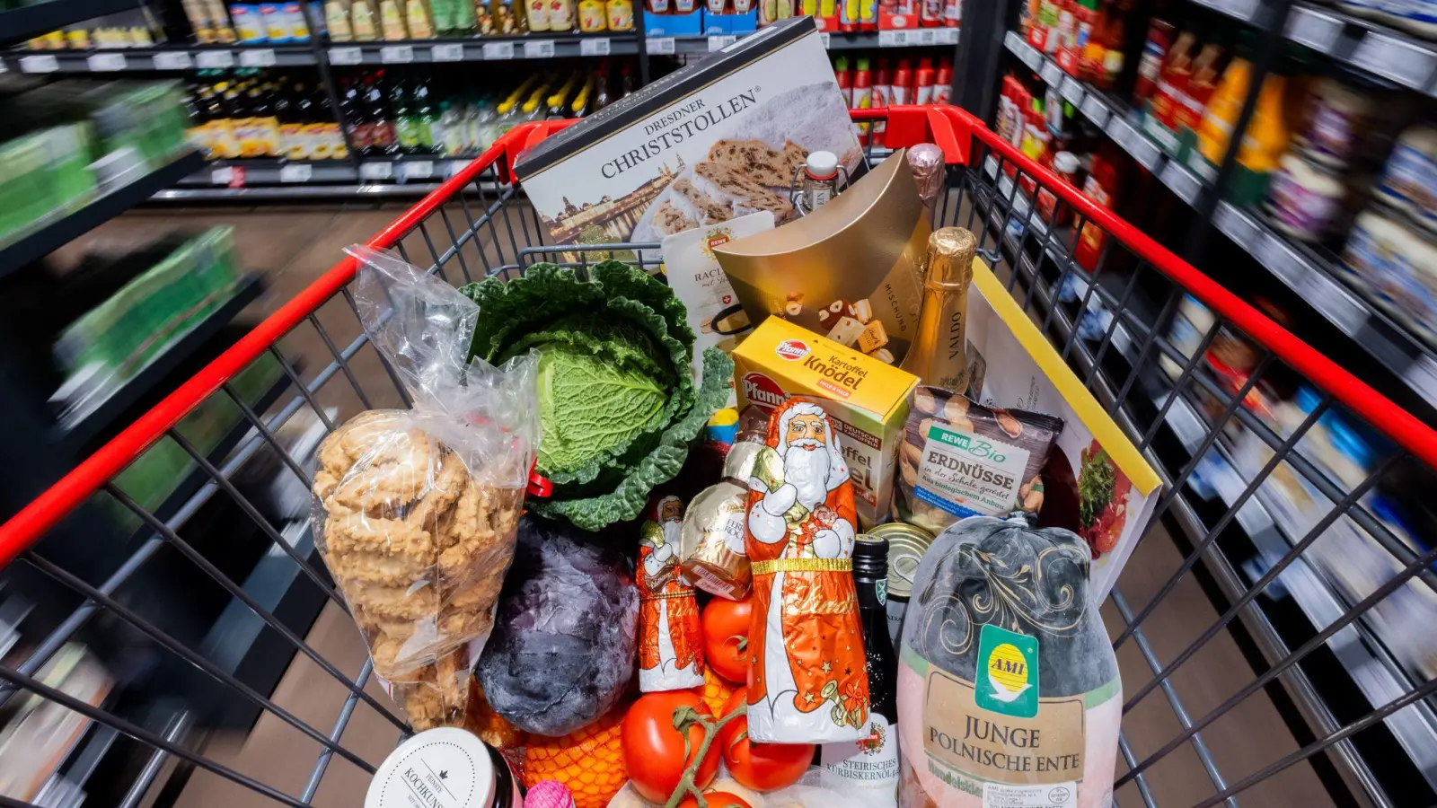 Viele Kunden wollen beim Weihnachtseinkauf in diesem Jahr auf günstigere Preise achten. (Foto: Rolf Vennenbernd/dpa)