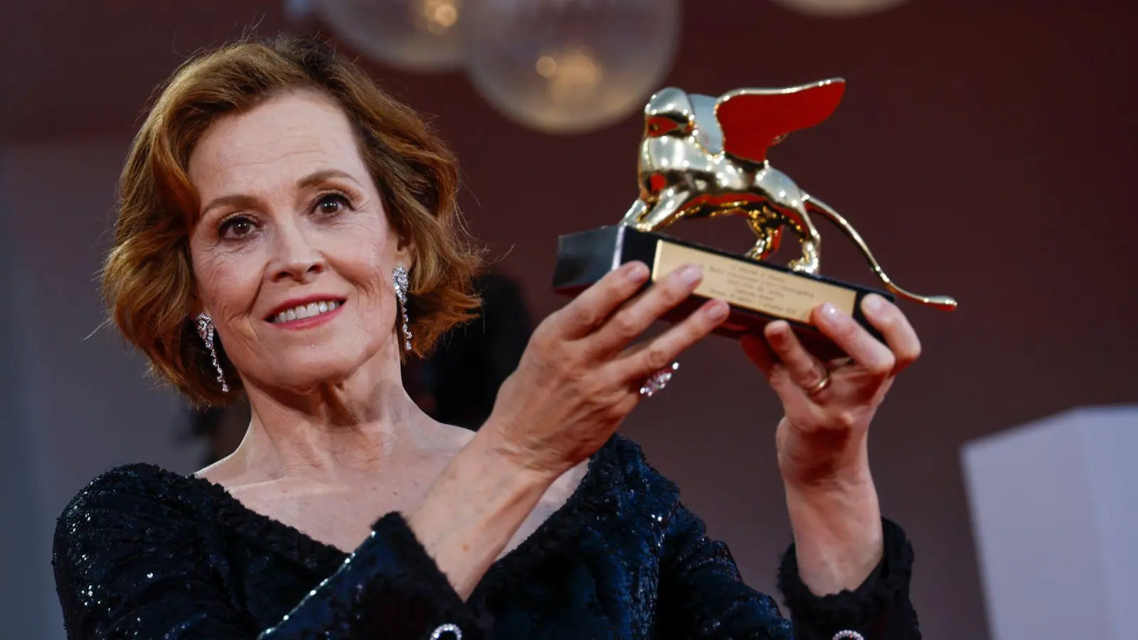 Sigourney Weaver erhält in Venedig den Goldenen Löwen für ihr Lebenswerk. (Foto: Joel C Ryan/Invision/AP/dpa)