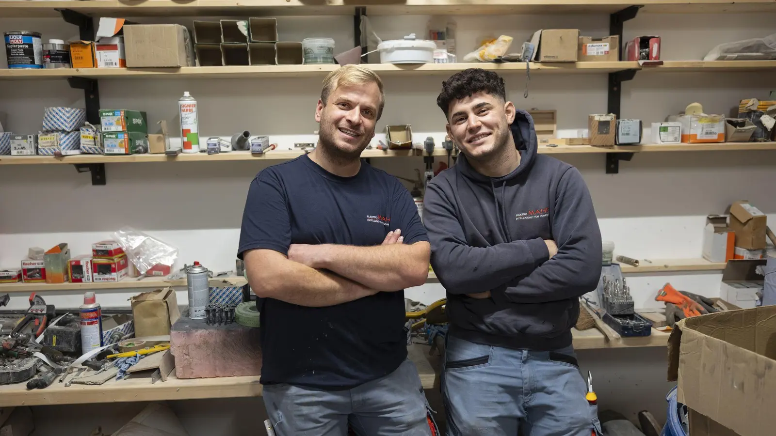 Cornelius Mahr (links), Chef von Elektro Mahr in Neustadt, und sein Auszubildender Mohamad Ali Saber: Meister und Azubi und mittlerweile Freunde. (Foto: Andreas Riedel)