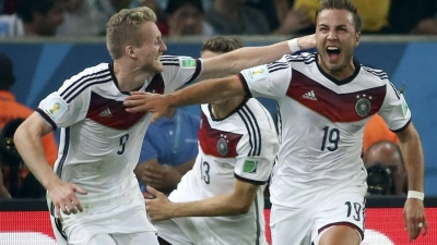 Mario Goetze (r) drückt der U17 im WM-Finale gegen Frankreich die Daumen. (Foto: Antonio Lacerda/EPA/dpa)