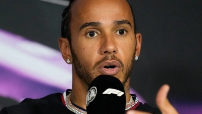 Mercedes-Pilot Lewis Hamilton nimmt seinen Teamkollegen George Russell in Schutz. (Foto: Rebecca Blackwell/AP/dpa)