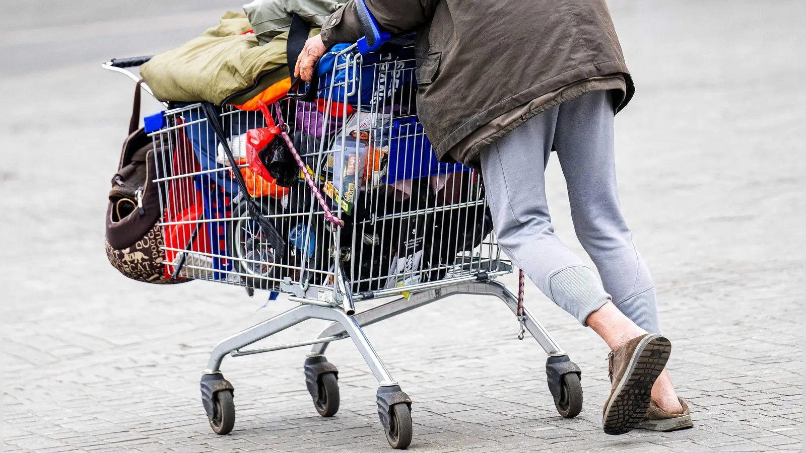 Das Statistische Bundesamt zählte mehr als 430.000 Obdachlose zu Beginn des Jahres in Deutschland (Symbolbild).  (Foto: Sina Schuldt/dpa)