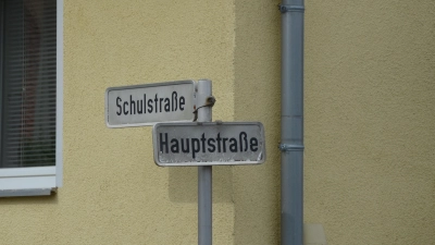 Im Gemeindegebiet Obernzenn gibt es zwei Schulstraßen und drei Hauptstraßen (im Bild die Straßenschilder an der Ecke Hauptstraße und Schulstraße im Ortsteil Unteraltenbernheim). (Foto: Yvonne Neckermann)