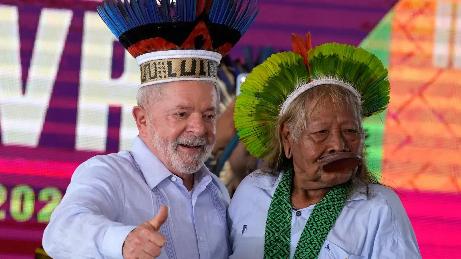 Präsident mit Federkrone: Luiz Inácio Lula da Silva (l.) mit dem Kaiapo-Oberhaupt Raoni Metuktire. (Foto: Eraldo Peres/AP/dpa)