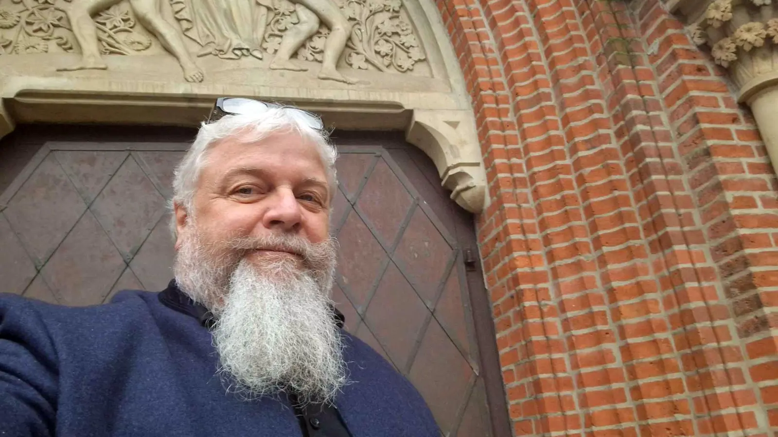 Kreischorleiter Ralf Schuband vor der Christuskirche in Hannover: Der Burgbernheimer betreute diese Spielstätte Ende September für das Deutsche Chorfest. (Selfie: Ralf Schuband)