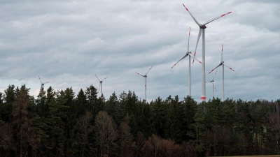 Mit mehr Windrädern könnte auch in Bayern viel mehr erneuerbare Energie gewonnen werden. Doch noch stockt der Ausbau. (Archivbild) (Foto: Daniel Vogl/dpa)