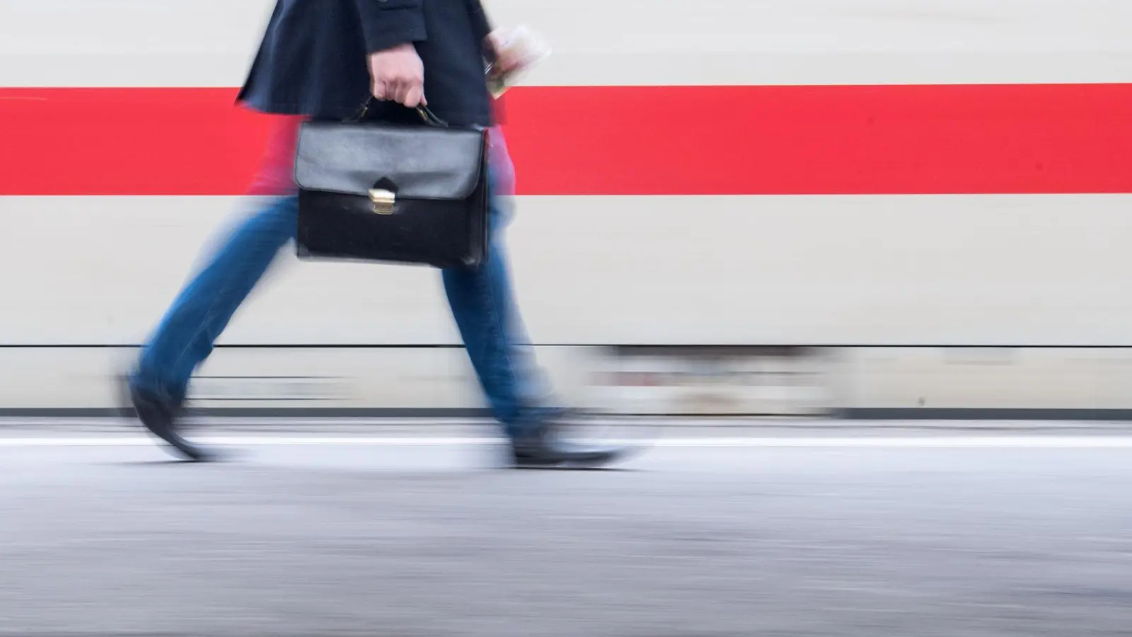 Wenn die Bahn Verspätung hat oder ausfällt, bedeutet das für Pendler vor allem zweierlei: Stress und Ärger. (Foto: Sebastian Gollnow/dpa/dpa-tmn)